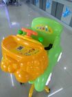 Παιδιά εγχώριας πράσινα γλυκά ταλάντευσης που οδηγούν τη μηχανή με ταλάντευσης/να δειπνήσει μουσικής την έδρα