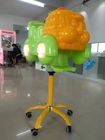 Παιδιά εγχώριας πράσινα γλυκά ταλάντευσης που οδηγούν τη μηχανή με ταλάντευσης/να δειπνήσει μουσικής την έδρα