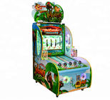 Πίθηκος που αναρριχείται στην όρθια μηχανή Arcade λαχειοφόρων αγορών, τηλεοπτικές Op Arcade νομισμάτων μηχανές
