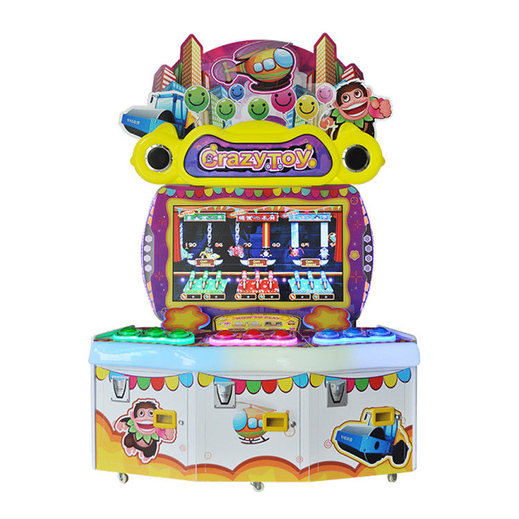 Αστεία παιδιά που πυροβολούν την ηλεκτρονική τηλεοπτική μηχανή παιχνιδιών Arcade για τη λεωφόρο αγορών